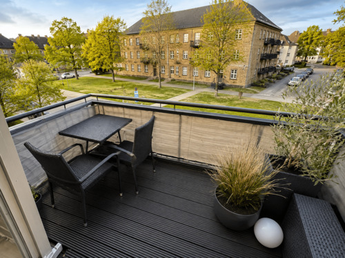 Balkonblick auf grünen urbanen Innenhof.png - 2 Zimmer Etagenwohnung zur Miete in Bitburg