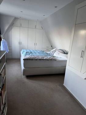 Schlafzimmer, DG - 