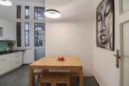 Küche mit Essbereich und Zugang zum Innenhof - 