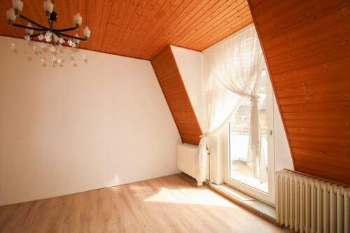 Esszimmer (1) - Preiswerte 4-Zi.-Dachgeschosswohnung in urbaner Lage zur individuellen Gestaltung!