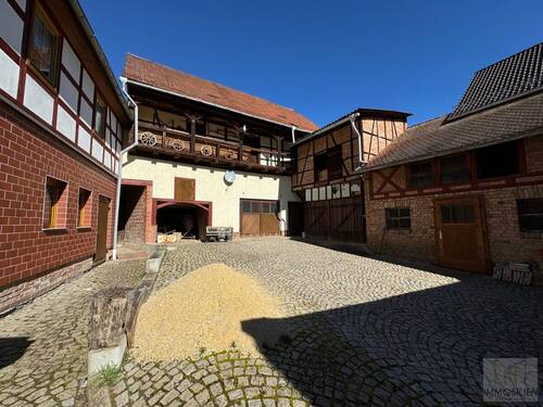 Scheune und rechte Hofseite mit Garagen und Schupp - 