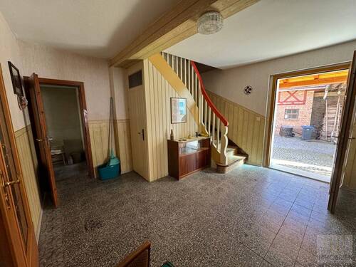EG – EIngangsbereich mit Treppe zum OG - Bauernhaus, Landhaus mit 196,80 m&sup2; in Rudolstadt zum Kaufen