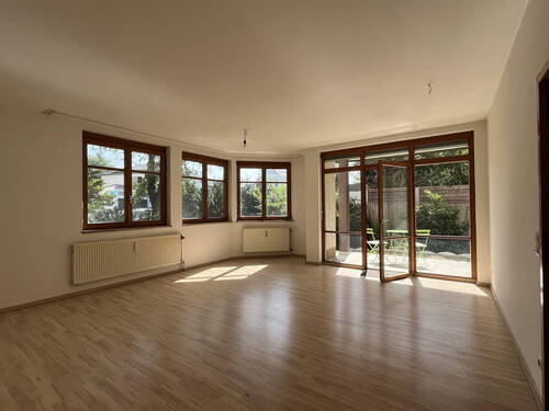 Wohnzimmer - Großzügige 2 Zi Wohnung + Hobbyraum, Garten, Garage, beste Lage Schwabach