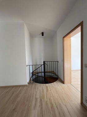 Flur mit Wendeltreppe - 