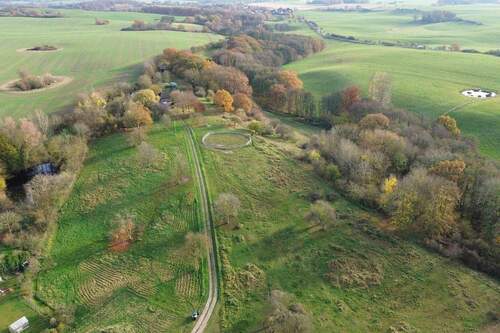 Grundstücksauffahrt mit Koppel - 5 Zimmer Bungalow in Rehna