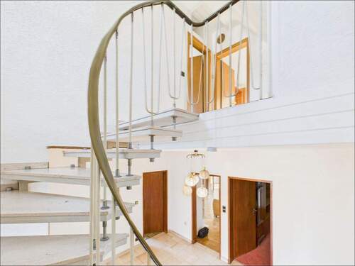 Treppenhaus - Familienhaus mit viel Platz zur Entfaltung in ruhiger Lage in Strietwald