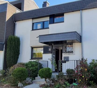 Bild 1 - TOLLER GRUNDRISS! REIHENHAUS IN SPLIT-LEVEL-BAUWEISE MIT GARAGE UND STELLPLATZ