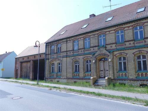 Vorderansicht von rechts - Mehrgenerationshaus mit großem Grundstück und Bio Obst