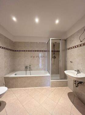 Bad mit Wanne und Dusche - 1 Zimmer Etagenwohnung zur Miete in Limbach-Oberfrohna