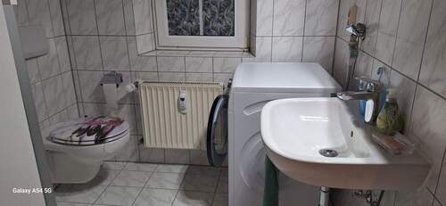 Bad mit Fenster und WM Anschluss - 2 Zimmer Etagenwohnung in Ebensfeld