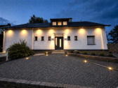 Wohnung im Zweifamilienhaus - Frei ab sofort Hochwertige 3-Zimmerwohnung im 1. Obergeschoss Garage & Carport Einbauküche Balkon Gäste-WC