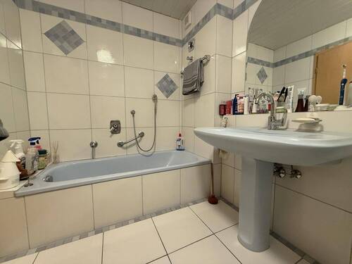 EG - Bad mit Wanne und Dusche - 