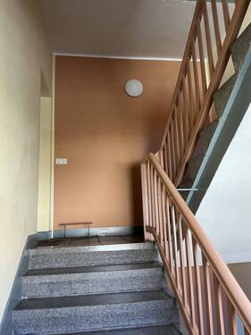 Treppenflur - 4 Zimmer Etagenwohnung zur Miete in Bitterfeld-Wolfen