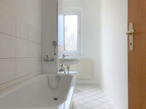 Badezimmer - Etagenwohnung mit 60,90 m&sup2; in Senftenberg zur Miete