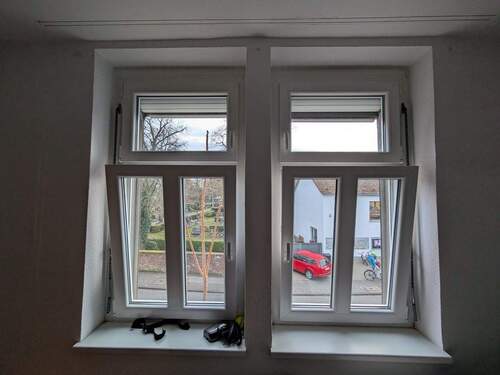 Kunststofffenster aus 2007 mit Rollläden rundum - 