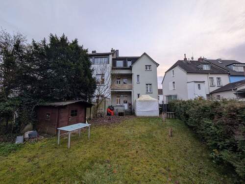 Gartenansicht mit Gartenhaus - 