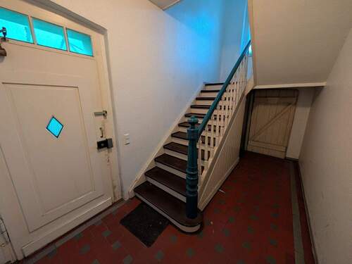 Treppenhaus und Haustür - 
