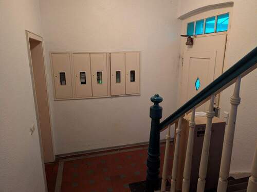 Treppenhaus und Haustür EG - 