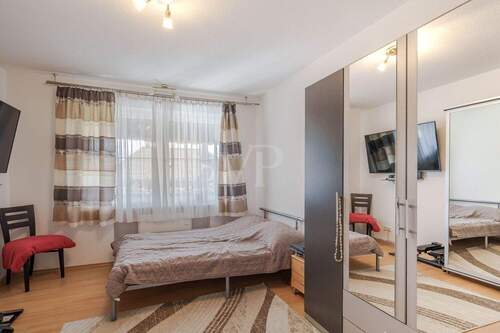 Geräumiges Schlafzimmer im Gartengeschoss - 