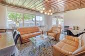 Wohnzimmer im Gartengeschoss mit Zugang zur Terrasse - 