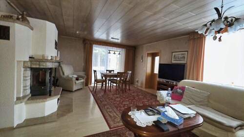 Wohnzimmer mit Kamin - Einfamilienhaus mit 169,60 m&sup2; in Oschatz zum Kaufen