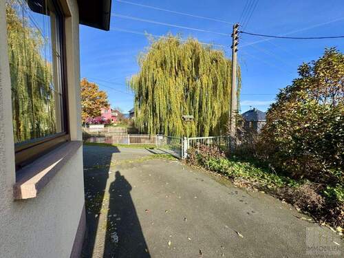 Einfahrt mit Blick auf Löschteich vor dem Haus - 