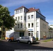 Ab sofort beziehbare 2-Zimmerwohnung mit Tiefgaragenstellplatz, Balkon, separater Küche und Bad mit Fenster und Badewanne in 01219 Dresden