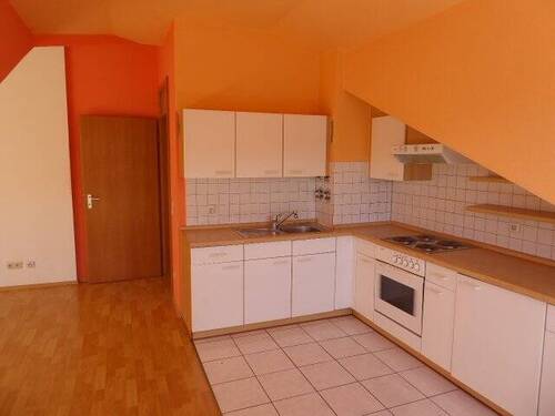 Wohnzimmer mit offener Küche - Röpke + Partner Immobilien: Attraktives Dachgeschoss in Niefern-Öschelbronn