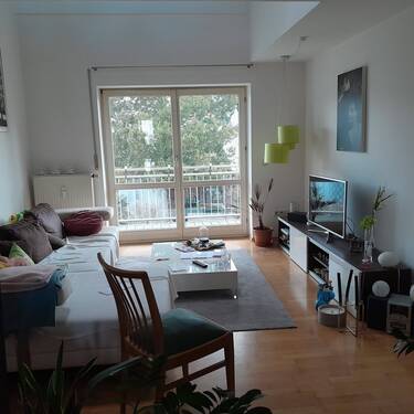 Wohnzimmer mit Blick auf Balkon.jpg - Helle, sehr schöne 3-Zimmer Wohnung mit Galerie und Balkon