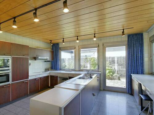 Praktisch aufgeteilte Wohnküche mit Fensterfront zur separaten Terrasse - 5 Zimmer Bungalow in Schwieberdingen