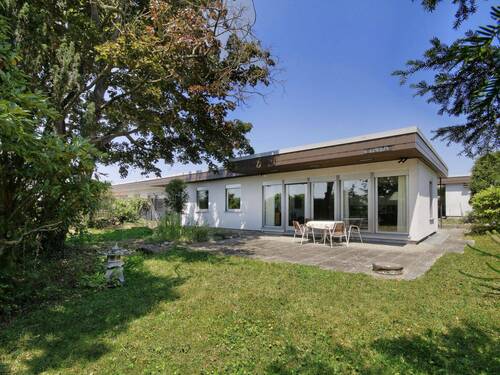 Hausansicht mit überdachter Terrasse und Garten mit viel Privatsphäre - Bungalow mit 162,00 m² in Schwieberdingen zum Kaufen