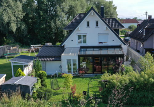Drohnenbild - modernes, familienfreundliches Haus mit Wintergarten nahe der Au