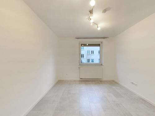 Wohnzimmer - 3 Zimmer Etagenwohnung zum Kaufen in Stuttgart