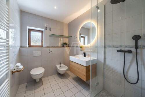 Duschbad im DG mit Beispielgestaltung Waschtisch - 