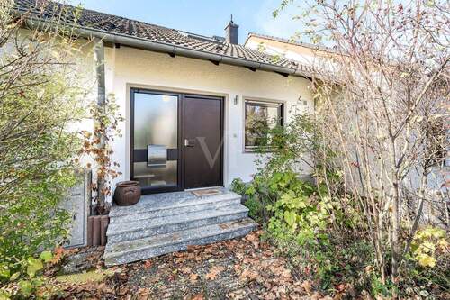 Eingang mit Vorgarten - 