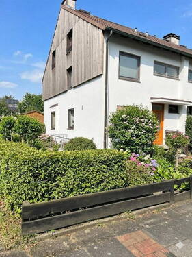 Vorderansicht - Gepflegtes Endreihenhaus mit Garage am Bramfelder See - ruhig, grün & familienfreundlich v. privat