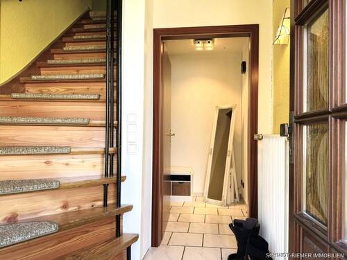 Flur/Treppe zum Obergeschoss - 