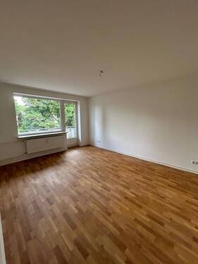 Wohnzimmer - HH-Farmsen, 2 Zimmer Wohnung im 1.OG mit Balkon