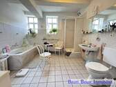 Badezimmer mit Badewanne und Dusche - 