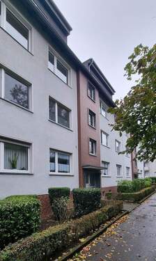 Hausansicht - GELEGENHEITI!!! RENOVIERTE + GEMÜTLICHE 3 ZIMMER WOHNUNG mit BALKON in ESSEN - SCHÖNEBECK!!!