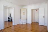 Zimmer 2 mit Blick in Zimmer 1 - 