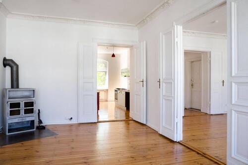 Zimmer 1 mit Blick in Zimmer 2 - 3 Zimmer Etagenwohnung in Berlin