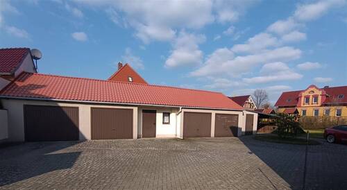 Garagen von Einfahrt - Mehrfamilienhaus, Wohnhaus mit 270,00 m² in Lauchhammer zum Kaufen