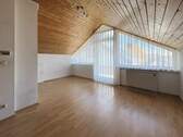 Kinderzimmer mit Zugang auf den Balkon DG - 
