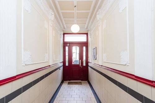 Hauseingang - 2 Zimmer Etagenwohnung zum Kaufen in Berlin