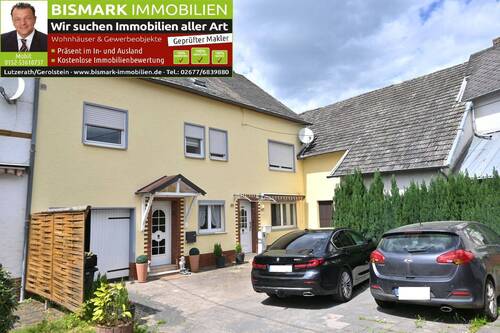 DSC_3838.JPG - Wohnhaus mit schönen Zimmern sowie Garage und Nebengebäude