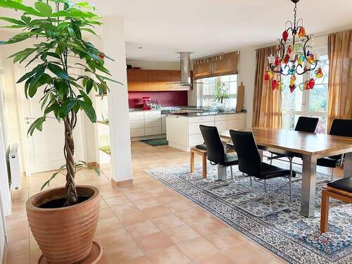 Ess- und Küchenbereich - Harmonie, Eleganz und Ausblick: 'Charmanter Bungalow mit Wellnessoase in Herrenberg-Oberjesingen
