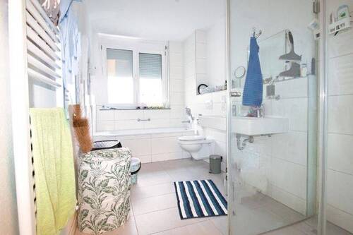 Badezimmer mit Dusche und Wanne - 