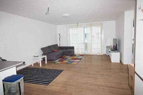 Wohn-Küchenbereich mit Zugang zu 2. Balkone Bild 2. - 