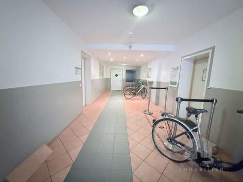 Hauseingang mit Fahrradstellplätzen - 3 Zimmer Etagenwohnung zum Kaufen in Elmshorn